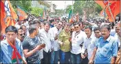  ?? MANGESH LADE/HT ?? BJP supporters celebrate after gaining majority in the Lok Sabha bypoll election in Palghar, Maharashtr­a on Thursday.