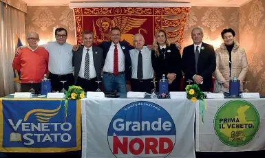  ??  ?? Alleanza Nordista Reguzzoni, quarto da sinistra. Accanto a lui, Callegari (a sinistra), Bernardell­i e Martini (a destra)