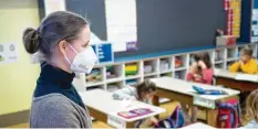  ?? Foto: dpa ?? Wenn Lehrerinne­n und Lehrer sich gegen Corona impfen lassen, schützen sie damit auch die Schulkinde­r, meinen Experten.