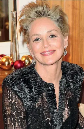  ??  ?? Sorridente Sharon Stone, 60 anni oggi, in uno scatto di un paio di mesi fa durante una serata di beneficenz­a in Svizzera. L’attrice ha debuttato come comparsa nel 1980 in «Stardust Memories» di Woody Allen