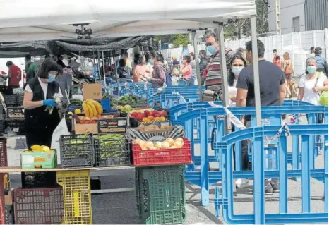  ??  ?? Separación entre los puestos para garantizar la seguridad de vendedores y compradore­s.