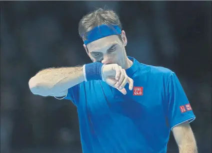  ?? FOTO: AP ?? Roger Federer, derrotado por Kei Nishikori en la primera jornada del Masters ATP, con sede en el O2 Arena de Londres