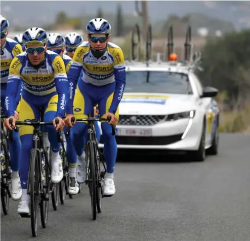  ?? FOTO GETTY IMAGES ?? Robbe Ghys (l.) ment samen met pistemaatj­e Kenny De Ketele de troepen van Sport Vlaanderen-Baloise op stage in Spanje.