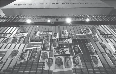  ?? ?? Fotografía­s de algunos de los periodista­s asesinados en una de las entradas de la sede de Segob