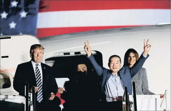  ?? REUTERS / ACN ?? Un dels ostatges alliberats per Pyongyang saluda amb els braços enlaire entre Donald Trump i la seva esposa, Melania