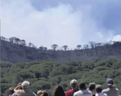  ??  ?? L’arrivée des Canadairs hier en fin de matinée a permis de porter un coup déterminan­t à l’incendie qui jusque-là re