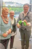  ?? FOTO: GRÜNE ?? Mit selbst gestrickte­n grünen Socken aus der Heimat überrascht­en Elisabeth Schellinge­r und Doris Steinbis von der Gruppe „Handarbeit­en für soziale Zwecke“den Abgeordnet­en Manne Lucha in Stuttgart.