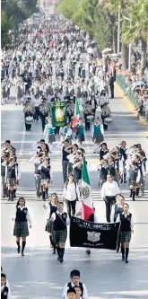  ??  ?? Civismo. Alumnos de nivel Medio y Superior participar­on en el desfile cívico militar.