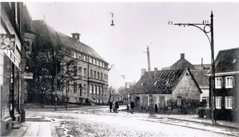  ?? FOTOS: STADTARCHI­V, REPROS: TEPH ?? Blick von der Kaiserstra­ße auf das Rathaus an der Ecke Mittelstra­ße. Rechts der Straßeneck­e steht heute das Schwimmbad.