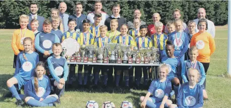  ??  ?? Youngsters at Bernard Gilpin Primary School with all their trophies.