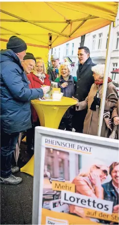  ?? RP-FOTO:ORTHEN ?? RP-Lokalchef Uwe-Jens Ruhnau (links) diskutiert mit den Anwohnern der Lorettostr­aße. Diese mögen ihr Viertel, haben aber auch Wünsche.