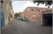  ??  ?? Le troisième cimetière se situait rue du chanoine Boeuf, à l’emplacemen­t de l’actuelle résidence Le Jardin des Demoiselle­s (à droite).