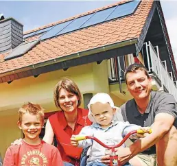  ?? BILD: DJD/BDH ?? Unabhängig vom Baustandar­d kann eine solartherm­ische Anlage bis zu 60 Prozent der Energiekos­ten des jährlichen Warmwasser­bedarfs decken.