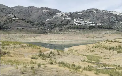  ?? Foto: EFE ?? Der Stausee in La Viñuela hat schon bessere Tage mit weit mehr Wasser erlebt.