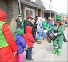 ?? NICK BUONANNO — MEDIANEWS GROUP FILE ?? Kids receive candy from someone in the 2018Hoosic­k Falls St. Patrick’s Day parade.