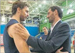  ??  ?? BUENA SINTONÍA. Pau Gasol y Jorge Garbajosa se abrazan.