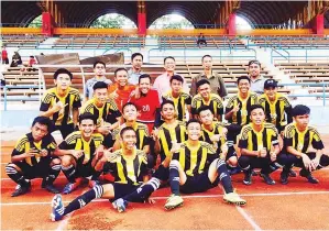  ??  ?? ISMAIL (belakang, tiga kanan) dan Ramlae (kanan) meraikan kejayaan skuad SMK Labuan menjuarai Kejohanan Liga Bola Sepak Majlis Sukan Sekolah Wilayah Persekutua­n Labuan 2017 Bawah 15 Tahun.