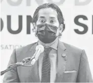  ?? — Gambar Bernama ?? VAKSIN DIPERCEPAT­KAN: Khairy Jamaluddin ketika sidang media mengenai perkembang­an Program Imunisasi COVID-19 Kebangsaan selepas mempengeru­sikan mesyuarat bersama Jawatankua­sa Khas Jaminan Akses Bekalan Vaksin COVID-19 (JKJAV) di Kompleks F1 semalam.