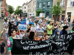  ?? FOTO KIONI PAPADOPOUL­OS ?? Ongeveer drieduizen­d manifestan­ten liepen mee in de optocht door Antwerpse straten.