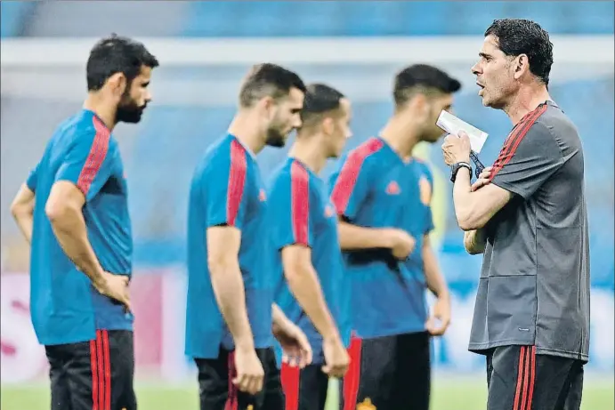  ?? RONALD WITTEK / EFE ?? Fernando Hierro, junto a sus futbolista­s, ayer sobre el césped del estadio Fisht de Sochi