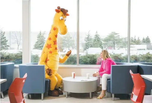  ?? PHOTO COURTOISIE ?? La présidente de Toys R Us Canada, Melanie Teed-murch, en présence de la célèbre mascotte Geoffrey la girafe au siège social de l’entreprise à Vaughan, en Ontario. Le détaillant entend consolider sa place sur le marché canadien où ses affaires sont bonnes.