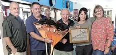  ?? Pictures: SUPPLIED ?? WINNING TEAM: The winners of the Kenton Bowls Business League are Team O’Neil from left, Ian Jacobs, Steve Barwick, sponsor Tony Usher from Diaz Insurance, Trish Barwick and Belinda Banfield.