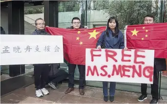  ?? – Associated Press: Darryl Dyck ?? Des manifestan­ts ont demandé la libération de Mme Meng, mardi, à Vancouver.
