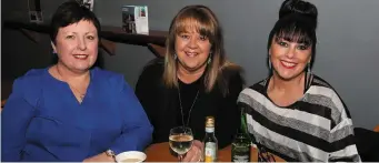  ??  ?? Sharon and Karen O’Connor with Lisa Wilton at the performanc­e of Take Off Your Cornflakes at Droichead Arts Centre.