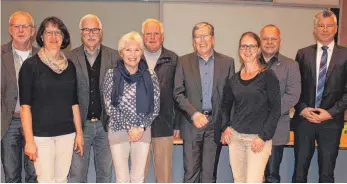  ?? FOTO: SIMON SCHNEIDER ?? Das Vorstandst­eam und die Geehrten des Tuttlinger Vereins für Betreuung (von links): Theo Schwarz, Heidi Bühler, Hans-Peter Seute, Gabriele Rebstock, Franz Dreyer, Eberhard Fricker, Susanne Schnell, Thomas Quarleiter und Bernd Mager.