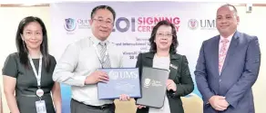  ??  ?? Dr Jennifer (second right) and Dr Loke (second left) exchanging the Letter of Intent document.