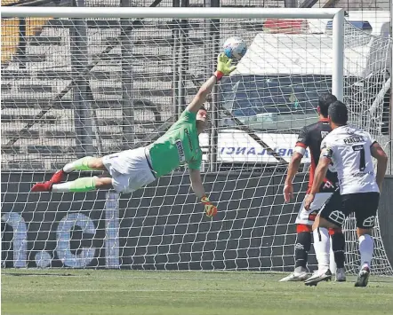  ?? / PHOTOSPORT ?? En el historiado duelo ante Colo Colo en el Monumental, el “Nacho” tuvo atajadas notables.