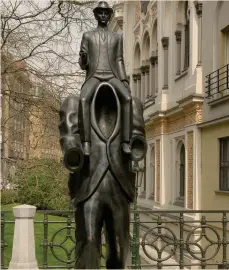 ??  ?? SimbolicoN­el monumento di Jaroslav Róna, Franz Kafka è sulle spalle del padre