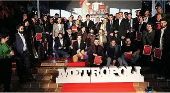  ?? ?? Foto de familia de los premiados y mencionado­s por ‘Metrópoli’ junto al director de ‘El Mundo’, Joaquín Manso, y el director general de Publicidad de Unidad Editorial, Sergio Cobos.