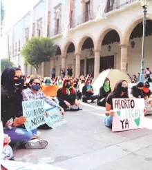  ?? ?? Feministas, a
las afueras del Congreso de Durango