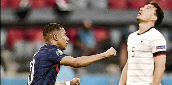  ?? FOTO: EFE ?? Mats Hummels maldice su mala suerte y Kylian Mbappé celebra El autogol del central alemán decantó la primera gran batalla del grupo de la muerte de esta Eurocopa