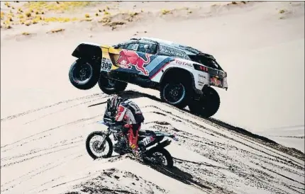  ?? FRANCK FIFE / AFP ?? Sébastien Loeb, con el buggy Peugeot, y el japonés Kazama, en moto, en las dunas de Bolivia
