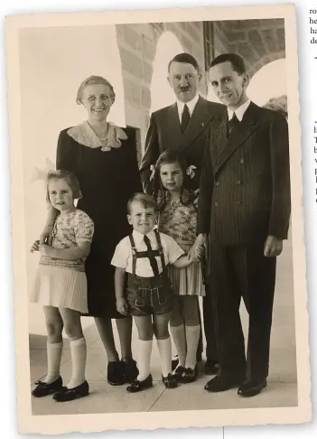  ??  ?? Hitler poserer med propaganda­ministerJo­seph Goebbels, hans kone Magda og tre av deres barn.