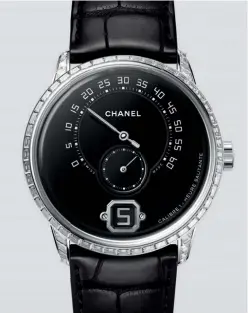  ?? ?? Le boîtier en or blanc de la montre Monsieur de Chanel Édition Diamant (série limitée numérotée de 20 exemplaire­s) est serti de diamants taille baguette.