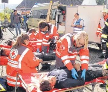  ?? FOTO: WILFRIED KOCH ?? Alle Hände voll zu tun hatten die Helfer vom Deutschen Roten Kreuz. Das DRK-Heuberg-Donautal unter Leitung von Frank Steinbrück harmoniert bestens mit der Schwenning­er Feuerwehr.