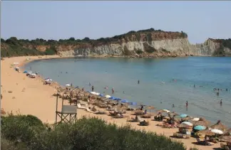  ?? (Photo Jean-Eudes Beuret et Anne Cadoret) ?? Pêche, tourisme… « Une aire marine protégée ne peut pas tout résoudre », disent les chercheurs. À Zakynthos en Grèce, une zone de ponte de tortue (fond de l’anse) cohabite avec les baigneurs.