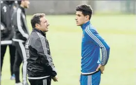  ?? FOTO: UNCITI ?? Eusebio Sacristán charla con Yuri en su etapa como entrenador de la Real