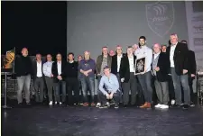  ?? ?? LES ANCIENS CHAMPIONS DE l’ASBH Séquence émotion avec les anciens champions de l’ASBH, Jean-Michel Bagnaud accompagné de ses anciens coéquipier­s, qui ont tous marqué l’histoire du club pour un palmarès inégalé.