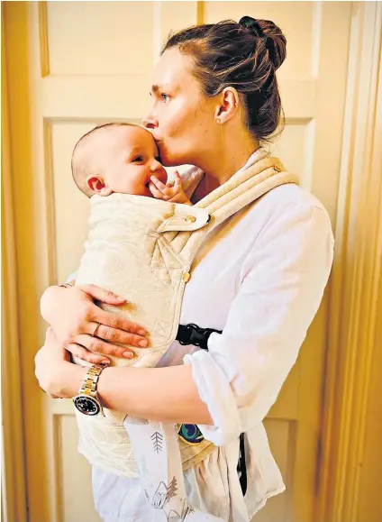  ?? ?? Earth mother: Annabel Fenwick Elliot planned to bring up her son Jasper as a ‘zero waste’ baby