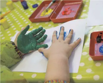  ?? FOTO: DPA ?? Die Koalition aus Freien Wählern und CSU will den Krippen- und Kindergart­enbesuch durchgängi­g mit 100 Euro pro Monat und Kind bezuschuss­en.