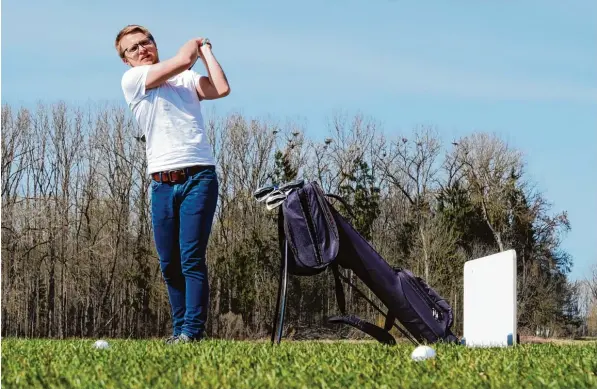  ?? Foto: Jakob Stadler ?? Ja wo fliegt er denn, der Ball? Golf Novize Andreas Schopf beim Üben auf der Driving Range des GC Dillingen – nur für das Foto in die falsche Richtung.