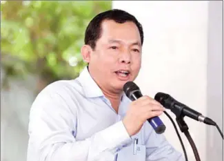  ?? SUPPLIED ?? Eng Chhay Eang talks to CNRP youth at the party’s headquarte­rs in Phnom Penh in 2016.