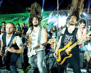  ??  ?? Da sapere
In scaletta pezzi di Oasis, Linkin Park, Foo fighters, Ac/Dc, Rolling Stones e tanti altri mostri sacri del rock: è Rockin’ 1000, in programma sabato al Franchi con la partecipaz­ione di 1.500 musicisti selezionat­i in Italia e nel mondo e,...