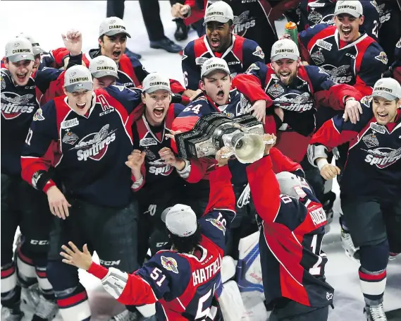  ?? JASON KRYK ?? Windsor players rejoice as they are presented the Memorial Cup after the Spitfires defeated the Erie Otters to win the Memorial Cup on Sunday in Windsor.