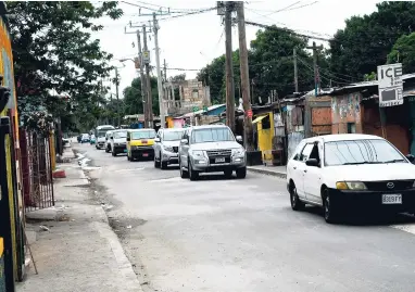  ?? NORMAN GRINDLEY/CHIEF PHOTO EDITOR ?? A line of traffic going through Majesty Gardens yesterday after a man was shot and killed on the weekend. Some motorists expressed concern about the lack of police presence in the area.