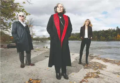  ?? TONY CALDWELL ?? From left, Ly nn Clouthier, Wendy Jocko and Michelle Taggart see the Tewin project as a generation­al opportunit­y.